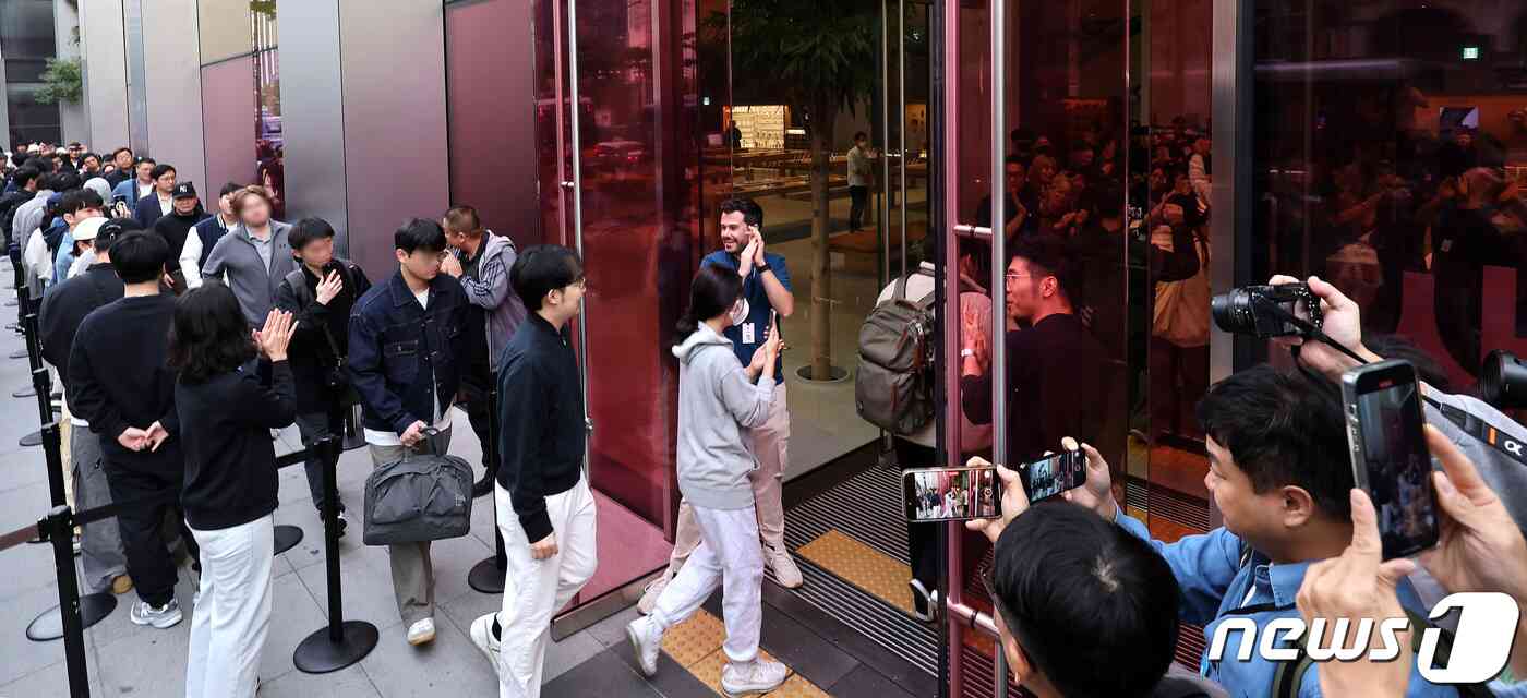 아이폰15 시리즈 국내 정식 출시일인 13일 서울 애플스토어 명동점에서 아이폰 예약구매 고객들이 입장하고 있다. 2023.10.13/뉴스1 © News1 박지혜 기자