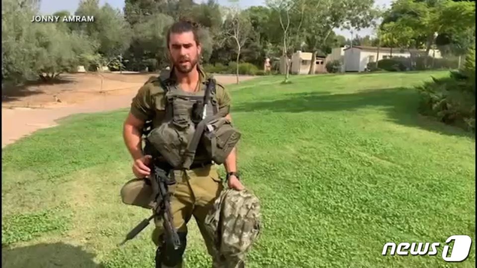 본문 이미지 - 시카고 서버브 노스브룩에 있는 글렌브룩 노스&#40;GBN&#41; 고등학교를 졸업한 조니 암람&#40;30&#41;은 &#39;조국의 부름에 응해&#39; 예비군으로서 하마스에 맞서 싸우는 전쟁에 참전했다.&#40;ABC7 영상 갈무리&#41;.