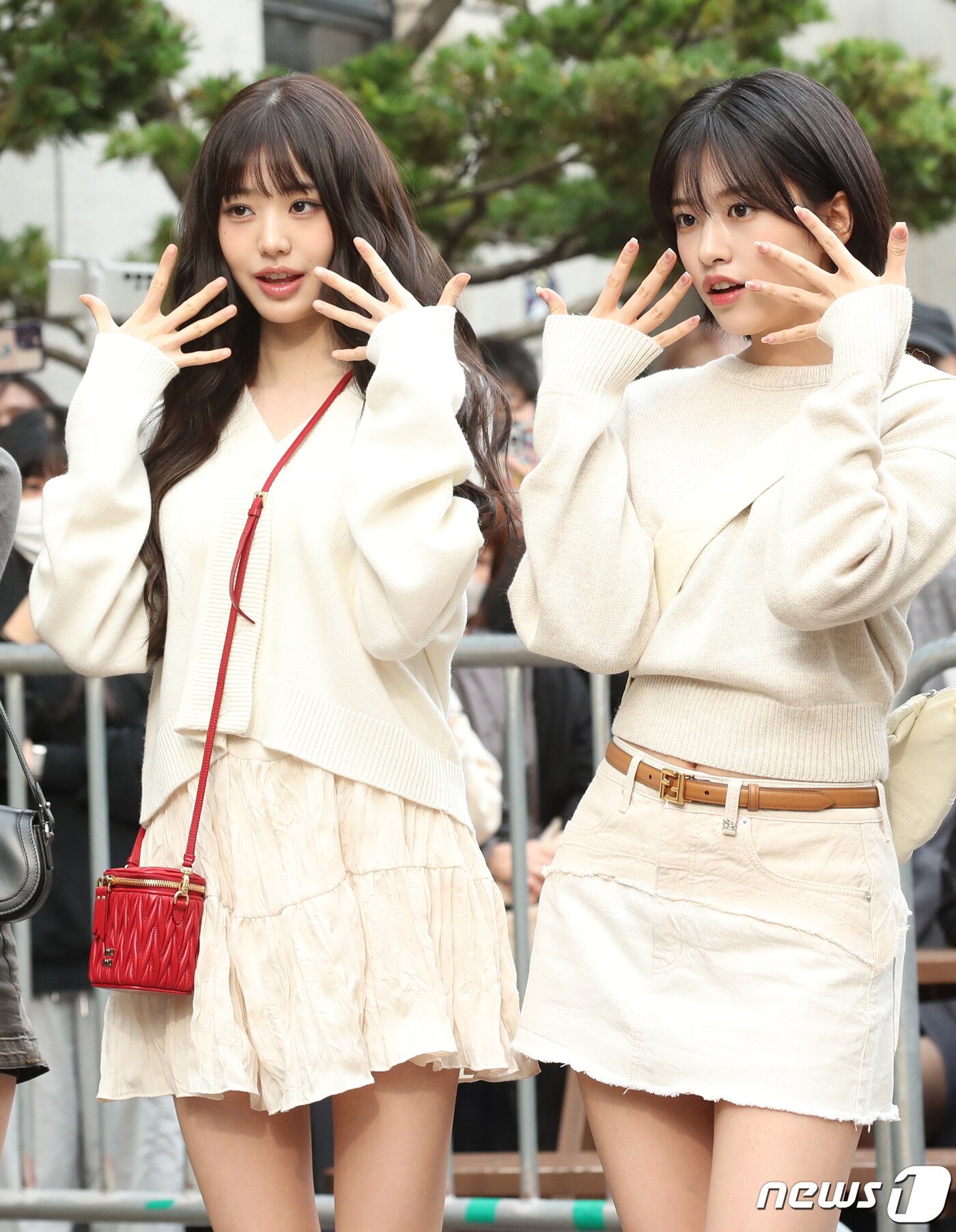 본문 이미지 - 아이브의 장원영과 안유진(오른쪽)이 13일 오전 서울 여의도 KBS 신관에서 진행된 '뮤직뱅크' 리허설에서 인사를 하고 있다. ⓒ News1 권현진 기자