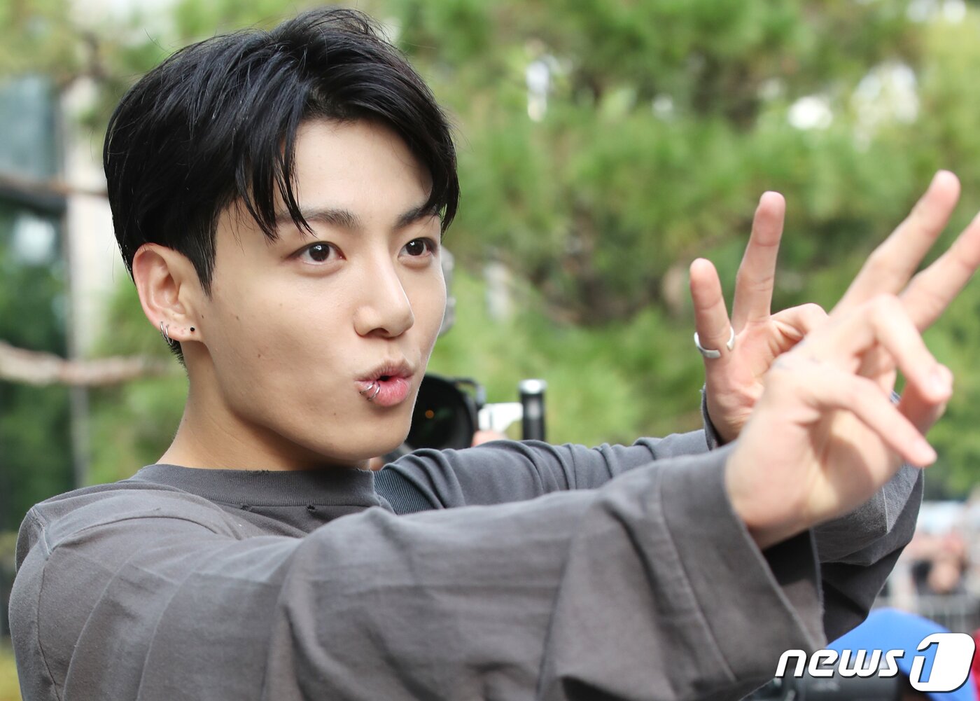 본문 이미지 - 그룹 방탄소년단(BTS) 정국이 13일 오전 서울 여의도 KBS 신관에서 진행된 '뮤직뱅크' 녹화를 마친 뒤 기다려준 팬에게 브이를 그리고 있다. ⓒ News1 권현진 기자