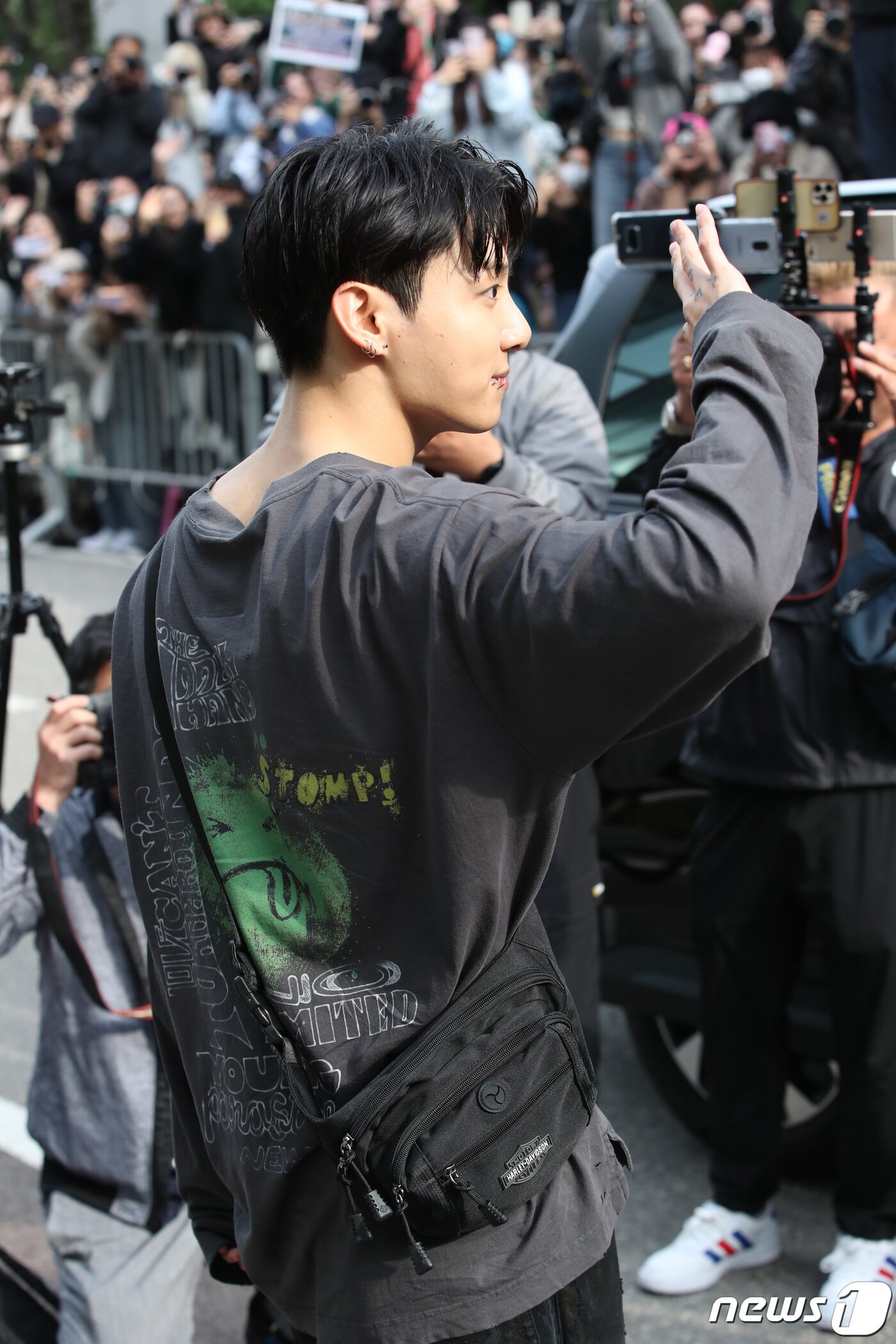 본문 이미지 - 그룹 방탄소년단(BTS) 정국이 13일 오전 서울 여의도 KBS 신관에서 진행된 '뮤직뱅크' 녹화를 마친 뒤 손을 흔들고 있다. ⓒ News1 권현진 기자