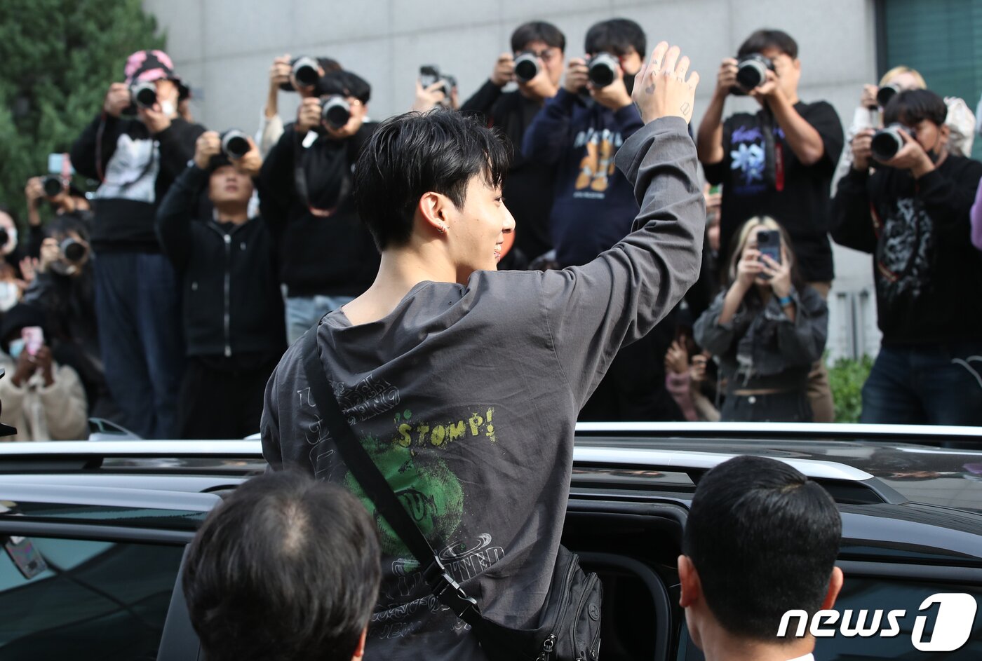 본문 이미지 - 그룹 방탄소년단(BTS) 정국이 13일 오전 서울 여의도 KBS 신관에서 진행된 '뮤직뱅크' 녹화를 마친 뒤 환호하는 팬에게 인사를 하고 있다. ⓒ News1 권현진 기자