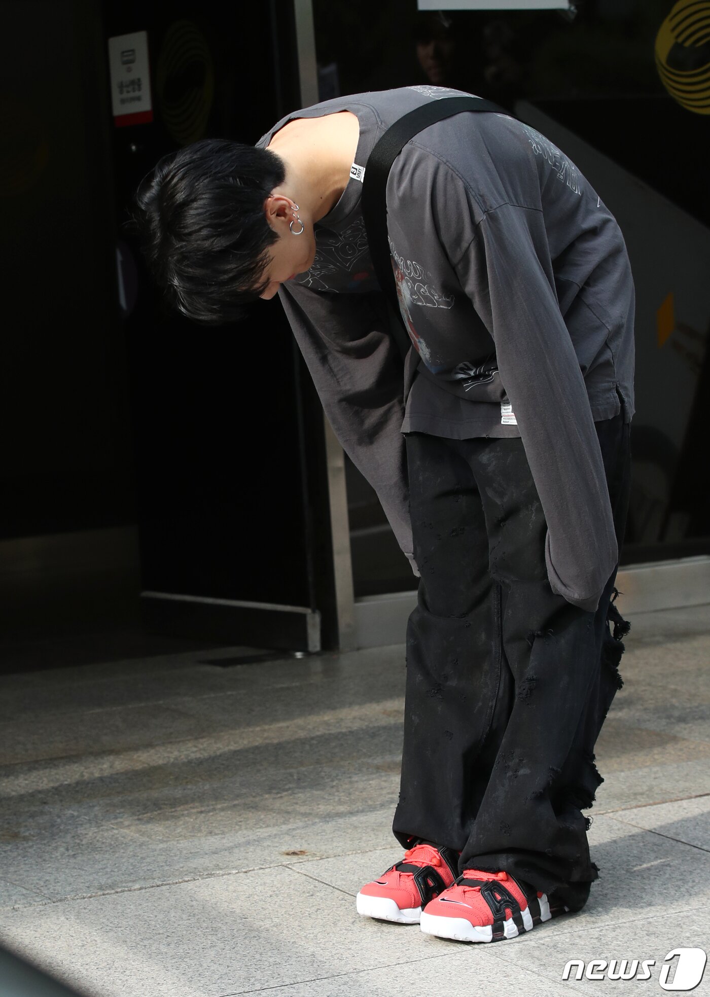 본문 이미지 - 그룹 방탄소년단(BTS) 정국이 13일 오전 서울 여의도 KBS 신관에서 진행된 '뮤직뱅크' 녹화를 마친 뒤 90도 폴더 인사를 하고 있다.  ⓒ News1 권현진 기자