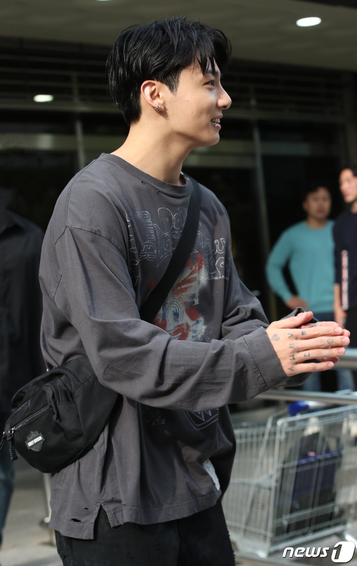 본문 이미지 - 그룹 방탄소년단(BTS) 정국이 13일 오전 서울 여의도 KBS 신관에서 진행된 '뮤직뱅크' 리허설을 마친 뒤 인사를 하고 있다. ⓒ News1 권현진 기자