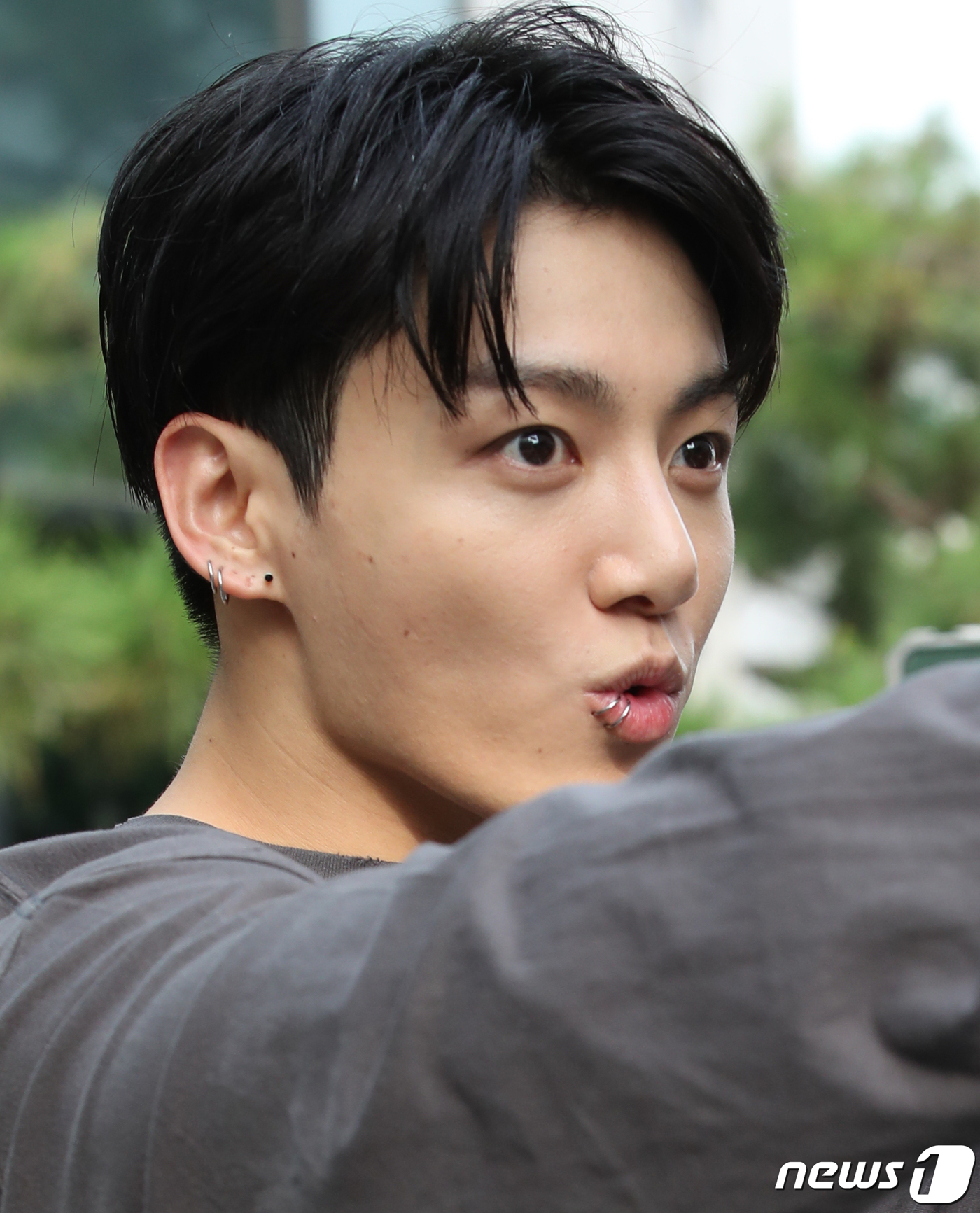 (서울=뉴스1) 권현진 기자 = 그룹 방탄소년단(BTS) 정국이 13일 오전 서울 여의도 KBS 신관에서 진행된 '뮤직뱅크' 녹화를 마친 뒤 인사를 하고 있다. 2023.10.13 …