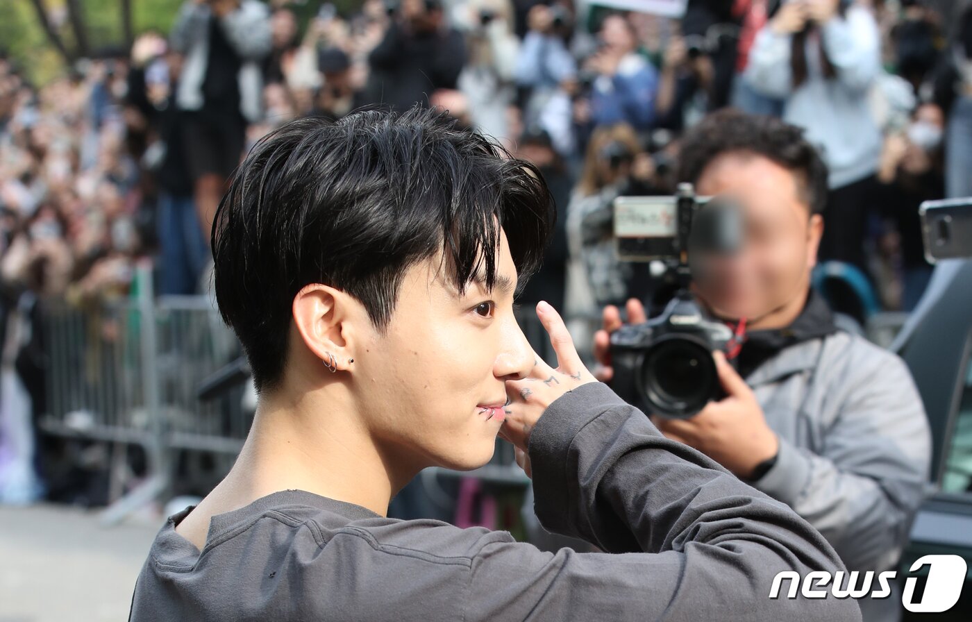 본문 이미지 - 그룹 방탄소년단(BTS) 정국이 13일 오전 서울 여의도 KBS 신관에서 진행된 '뮤직뱅크' 녹화를 마친 뒤 인사를 하고 있다.  ⓒ News1 권현진 기자