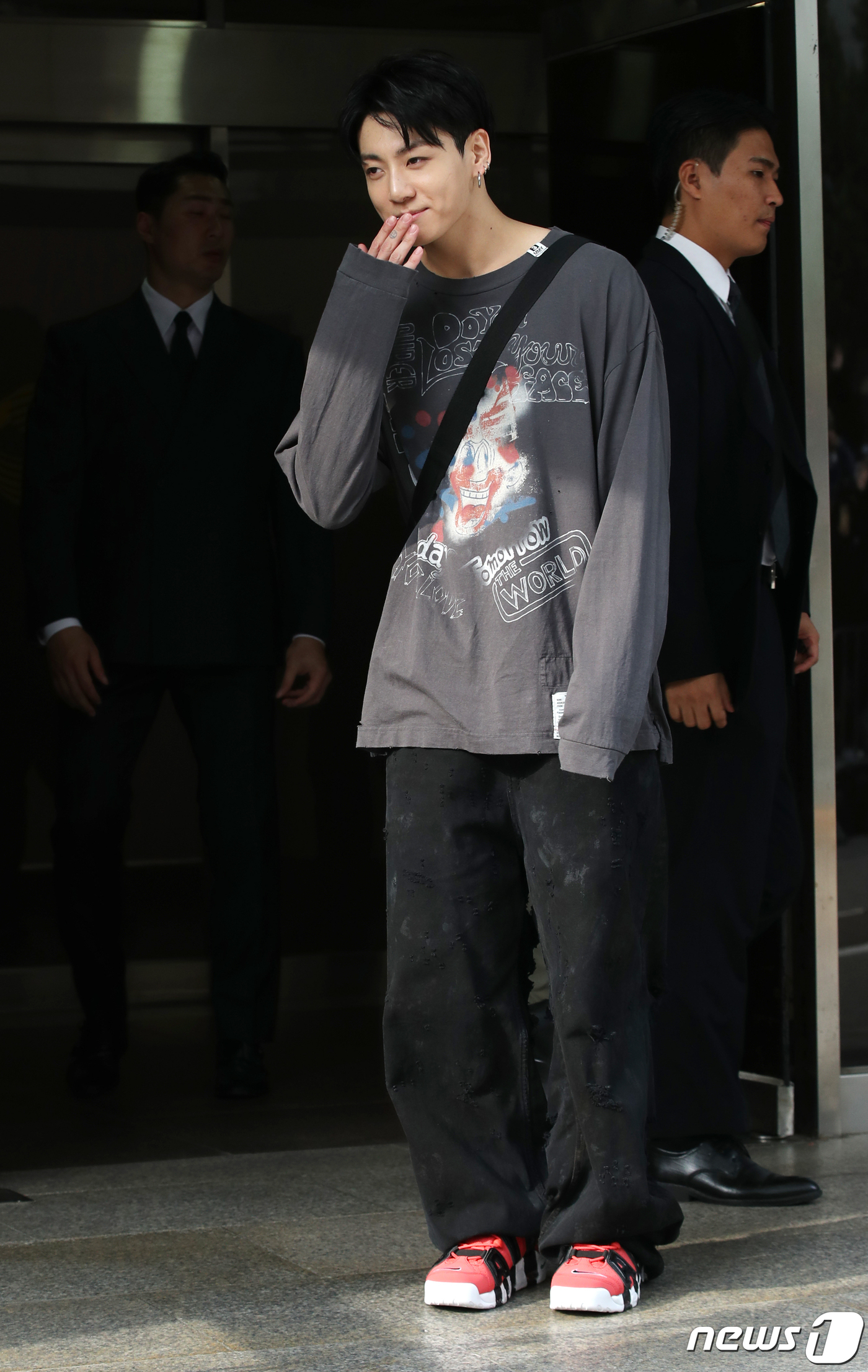 (서울=뉴스1) 권현진 기자 = 그룹 방탄소년단(BTS) 정국이 13일 오전 서울 여의도 KBS 신관에서 진행된 '뮤직뱅크' 녹화를 마친 뒤 인사를 하고 있다. 2023.10.13 …