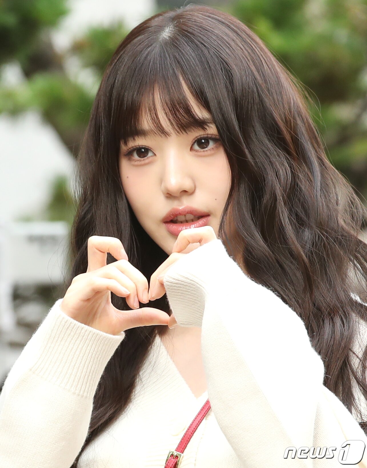 본문 이미지 - 아이브의 장원영이 13일 오전 서울 여의도 KBS 신관에서 진행된 '뮤직뱅크' 리허설에 참석해 하트를 그리고 있다. ⓒ News1 권현진 기자