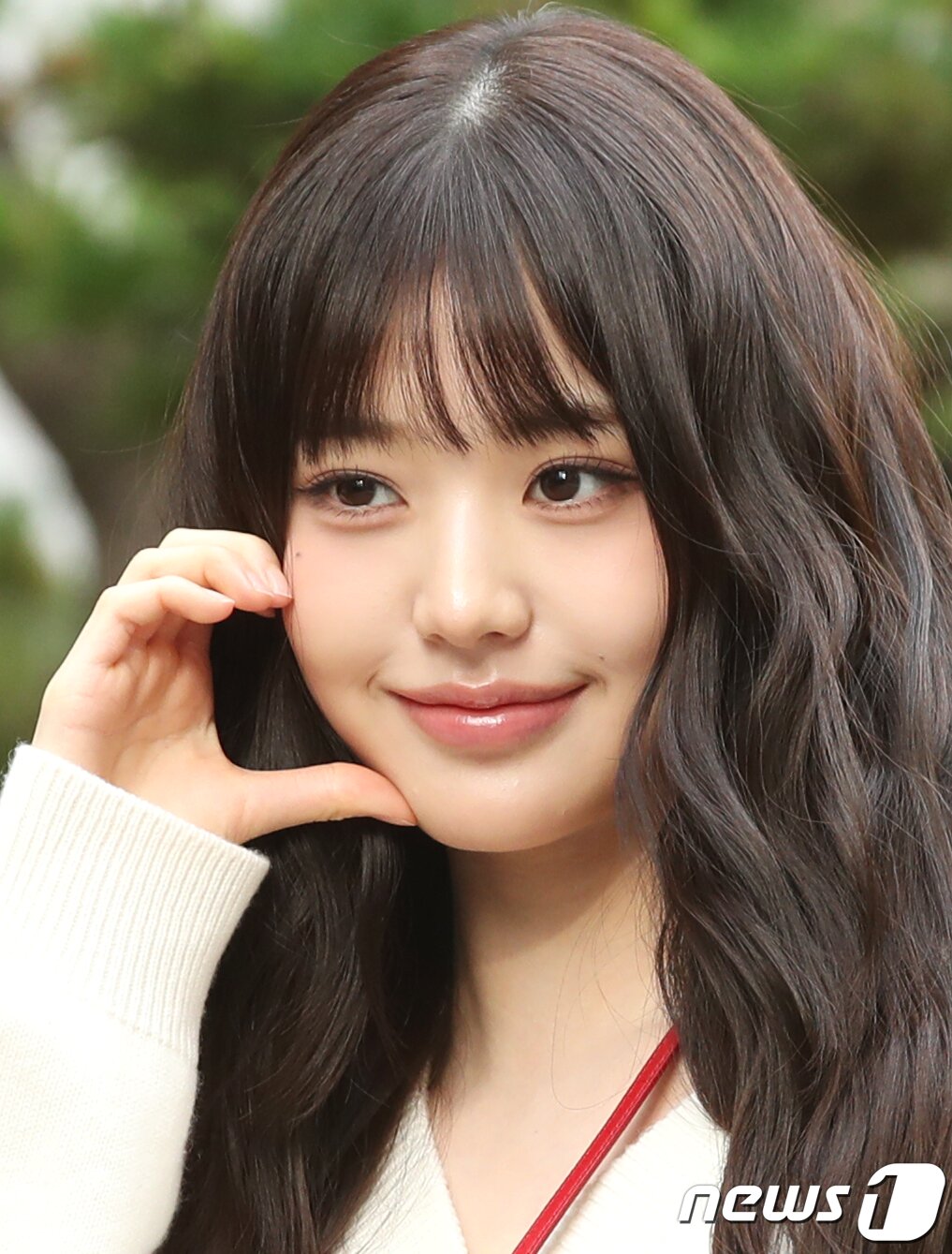 본문 이미지 - 아이브의 장원영이 13일 오전 서울 여의도 KBS 신관에서 진행된 '뮤직뱅크' 리허설에 참석해 볼 하트로 팬심을 홀리고 있다.  ⓒ News1 권현진 기자