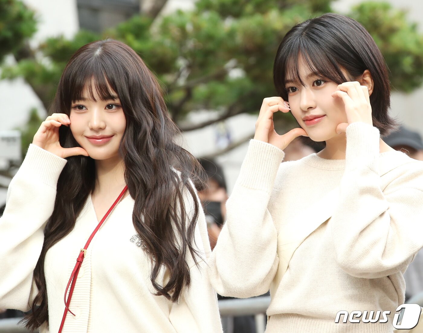 본문 이미지 - 아이브의 장원영과 안유진(오른쪽)이 13일 오전 서울 여의도 KBS 신관에서 진행된 '뮤직뱅크' 리허설에서 볼 하트를 그리고 있다. ⓒ News1 권현진 기자