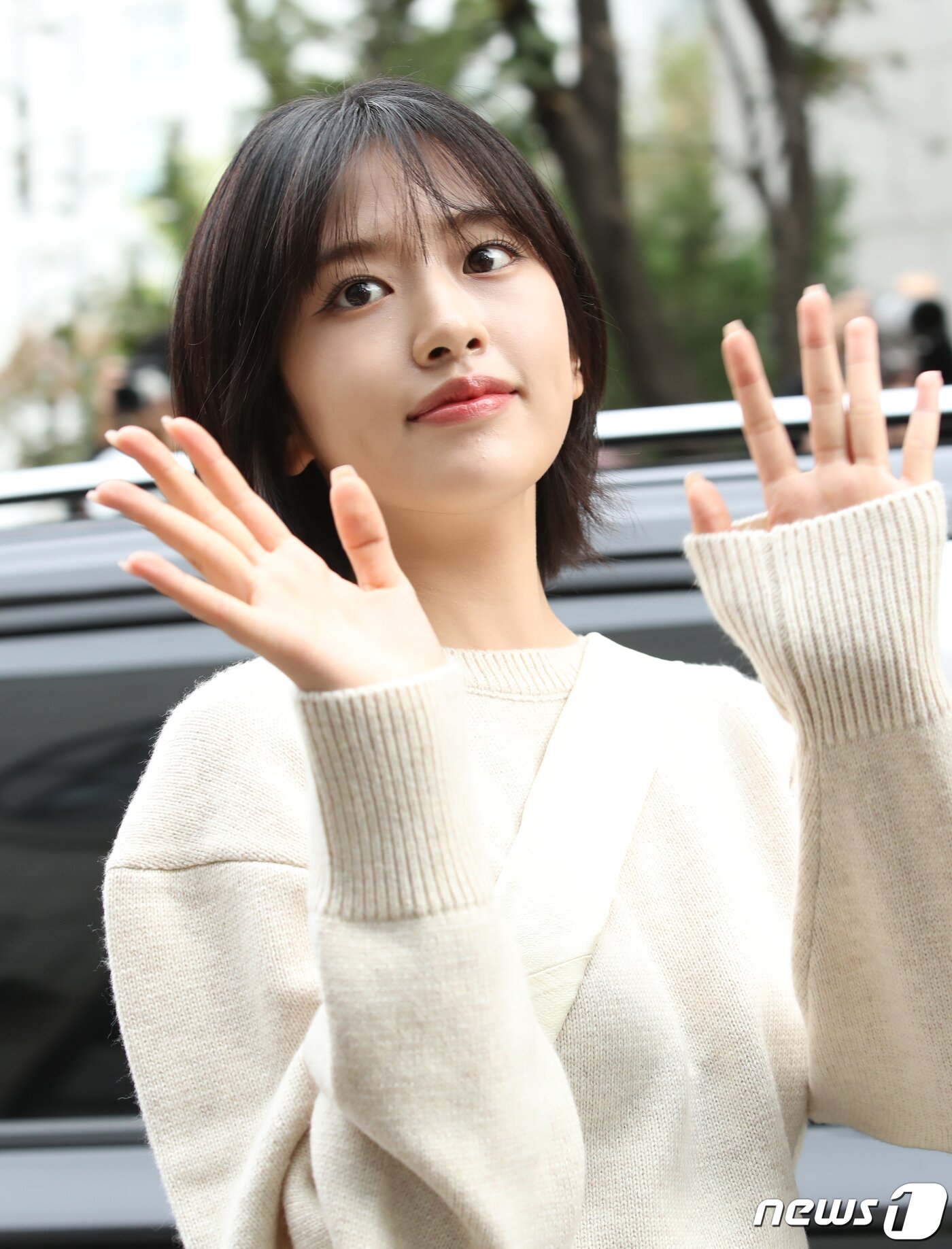 본문 이미지 - 아이브의 안유진이 13일 오전 서울 여의도 KBS 신관에서 진행된 '뮤직뱅크' 리허설에서 인사를 하고 있다. ⓒ News1 권현진 기자