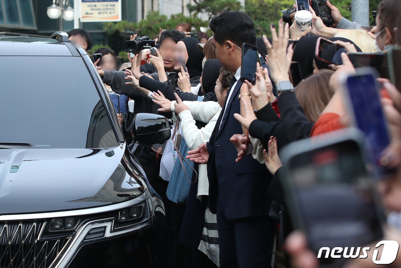 본문 이미지 - 방탄소년단 정국이 13일 오전 서울 여의도 KBS 신관에서 진행된 '뮤직뱅크' 녹화를 마친뒤 퇴근을 하고 있다. 2023.10.13/뉴스1 ⓒ News1 권현진 기자