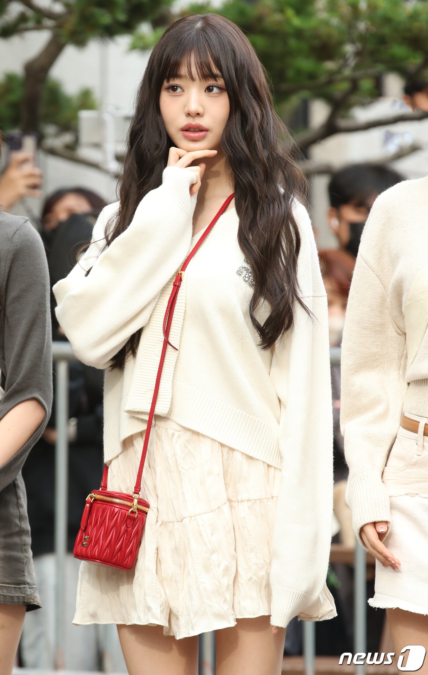 본문 이미지 - 아이브의 장원영이 13일 오전 서울 여의도 KBS 신관에서 진행된 '뮤직뱅크' 리허설에 참석해 인형 미모를 뽐내고 있다. ⓒ News1 권현진 기자