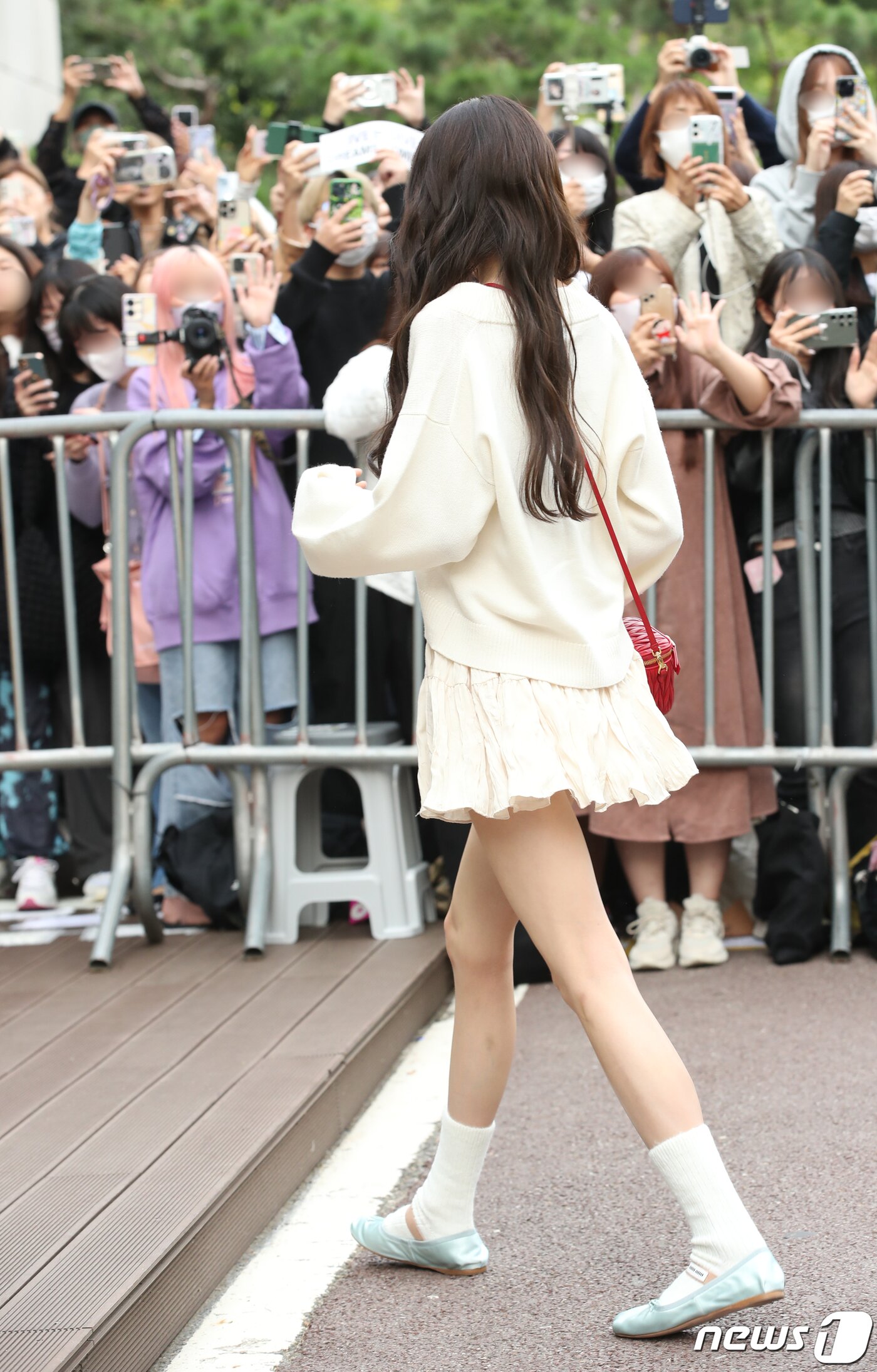 본문 이미지 -  아이브의 장원영이 13일 오전 서울 여의도 KBS 신관에서 진행된 '뮤직뱅크' 리허설에 참석하고 있다. ⓒ News1 권현진 기자