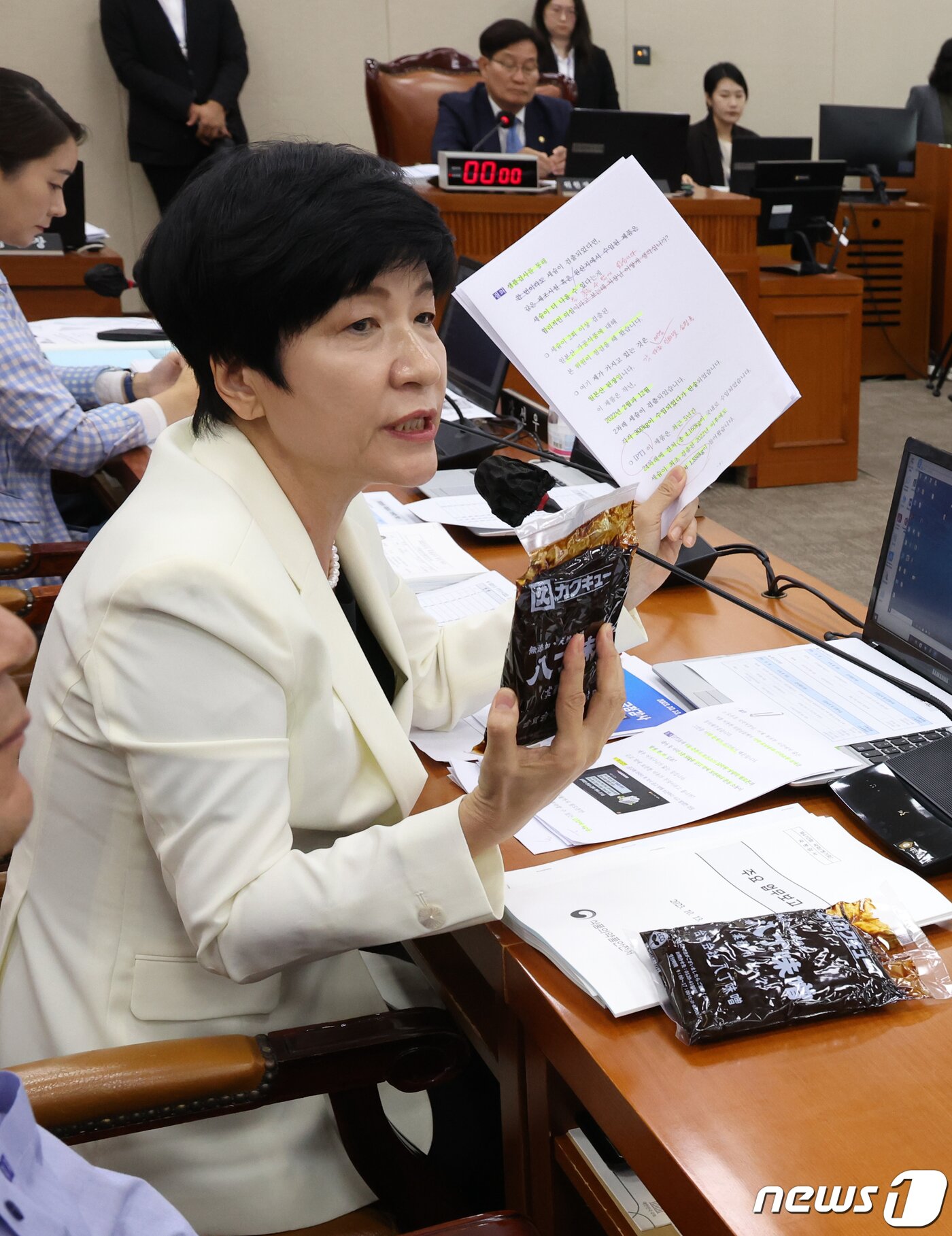 본문 이미지 - 김영주 더불어민주당 의원이 13일 서울 여의도 국회에서 열린 보건복지위원회의 식품의약품안전처 등에 대한 국정감사에서 세슘이 검출된 일본산 된장을 들고 질의를 하고 있다. 2023.11.13/뉴스1 ⓒ News1 송원영 기자