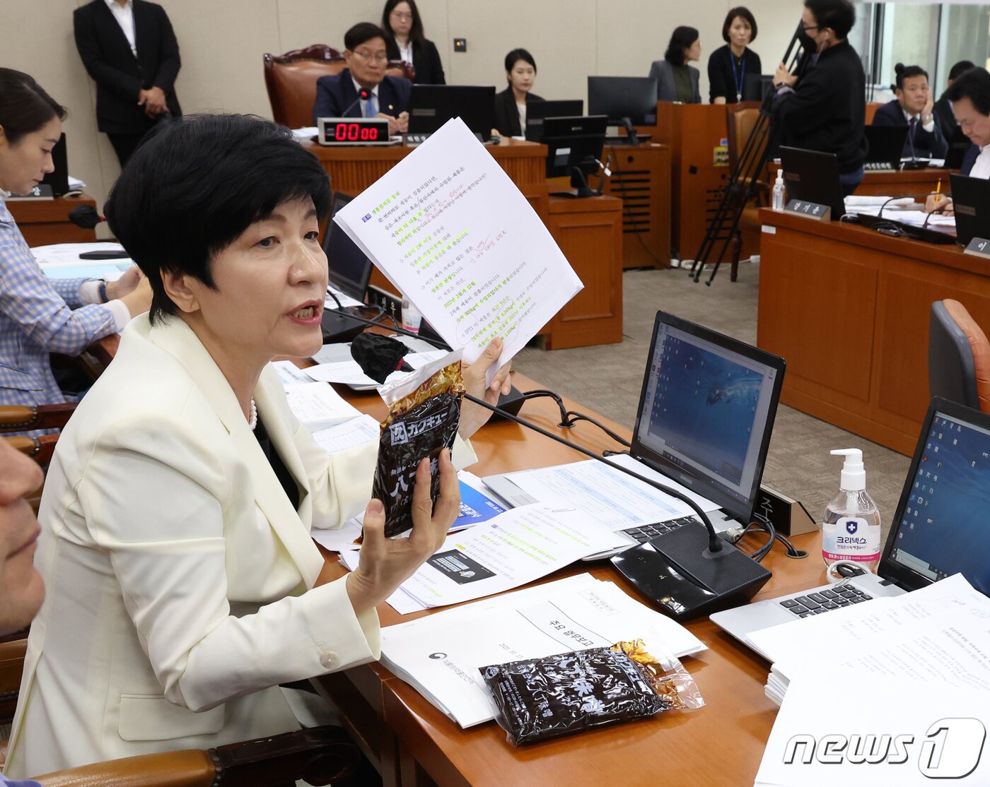 본문 이미지 - 김영주 더불어민주당 의원이 13일 서울 여의도 국회에서 열린 보건복지위원회의 식품의약품안전처 등에 대한 국정감사에서 세슘이 검출된 일본산 된장을 들고 질의를 하고 있다. 2023.11.13/뉴스1 ⓒ News1 송원영 기자