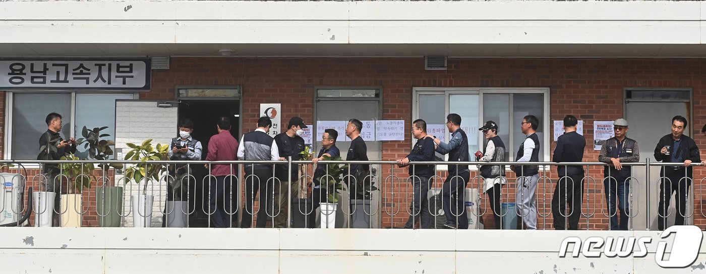본문 이미지 - 13일 오전 경기 수원시 권선구 경기도버스노동조합 용남고속지부 사무실에서 조합원들이 총파업 찬반투표를 하고 있다. 조정기간은 15일로 조정기간 만료일은 오는 25일이다. 이기간 사이, 각 요구사항에 대한 노조와 사측 간의 합의점에 도달하지 못하면 오는 26일 첫 차부터 파업에 돌입할 예정이다. (공동취재) 2023.10.13/뉴스1 ⓒ News1 김영운 기자