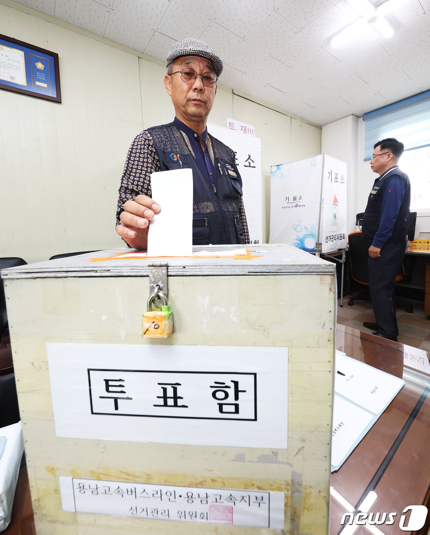 본문 이미지 - 13일 오전 경기 수원시 권선구 경기도버스노동조합 용남고속지부 사무실에서 조합원들이 총파업 찬반투표를 하고 있다. 조정기간은 15일로 조정기간 만료일은 오는 25일이다. 이기간 사이, 각 요구사항에 대한 노조와 사측 간의 합의점에 도달하지 못하면 오는 26일 첫 차부터 파업에 돌입할 예정이다. (공동취재) 2023.10.13/뉴스1 ⓒ News1 김영운 기자