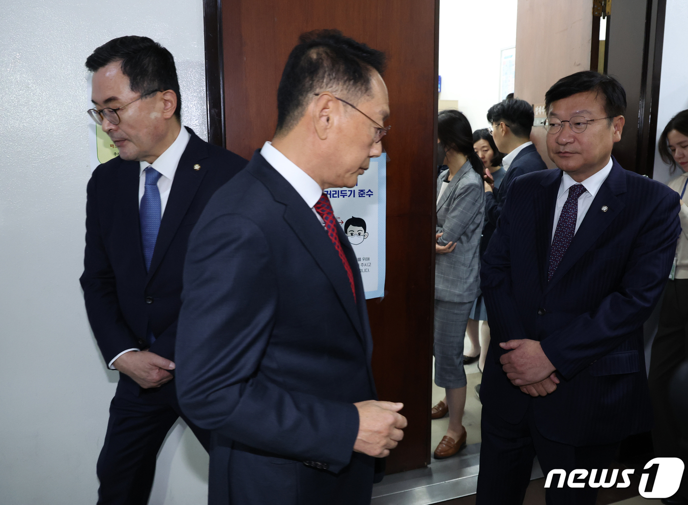 (서울=뉴스1) 송원영 기자 = 김도읍 국회 법사위 위원장이 13일 서울 여의도 국회에서 열린 법제사법위원회 국정감사장 앞에서 감사위원들의 배석 문제를 두고 기자회견을 마치고 소병 …