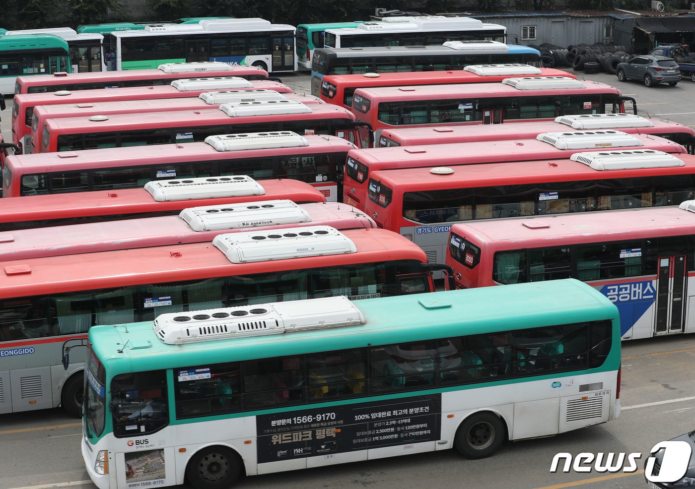 본문 이미지 - 13일 오전 경기 수원시 권선구 용남고속 차고지에 운행을 마친 버스가 들어오고 있다. 경기도버스노동조합협의회는 최종 조정회의가 결렬되면 오는 26일 총파업에 돌입한다. 이번 총파업에는 경기도 버스 52개 업체, 50개 노조 조합원 1만8천여명이 참여한다. 2023.10.13/뉴스1 ⓒ News1 김영운 기자