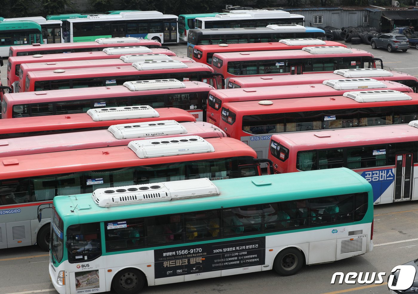 13일 오전 경기 수원시 권선구 용남고속 차고지에 운행을 마친 버스가 들어오고 있다. 경기도버스노동조합협의회는 최종 조정회의가 결렬되면 오는 26일 총파업에 돌입한다. 이번 총파업에는 경기도 버스 52개 업체, 50개 노조 조합원 1만8천여명이 참여한다. 2023.10.13/뉴스1 ⓒ News1 김영운 기자