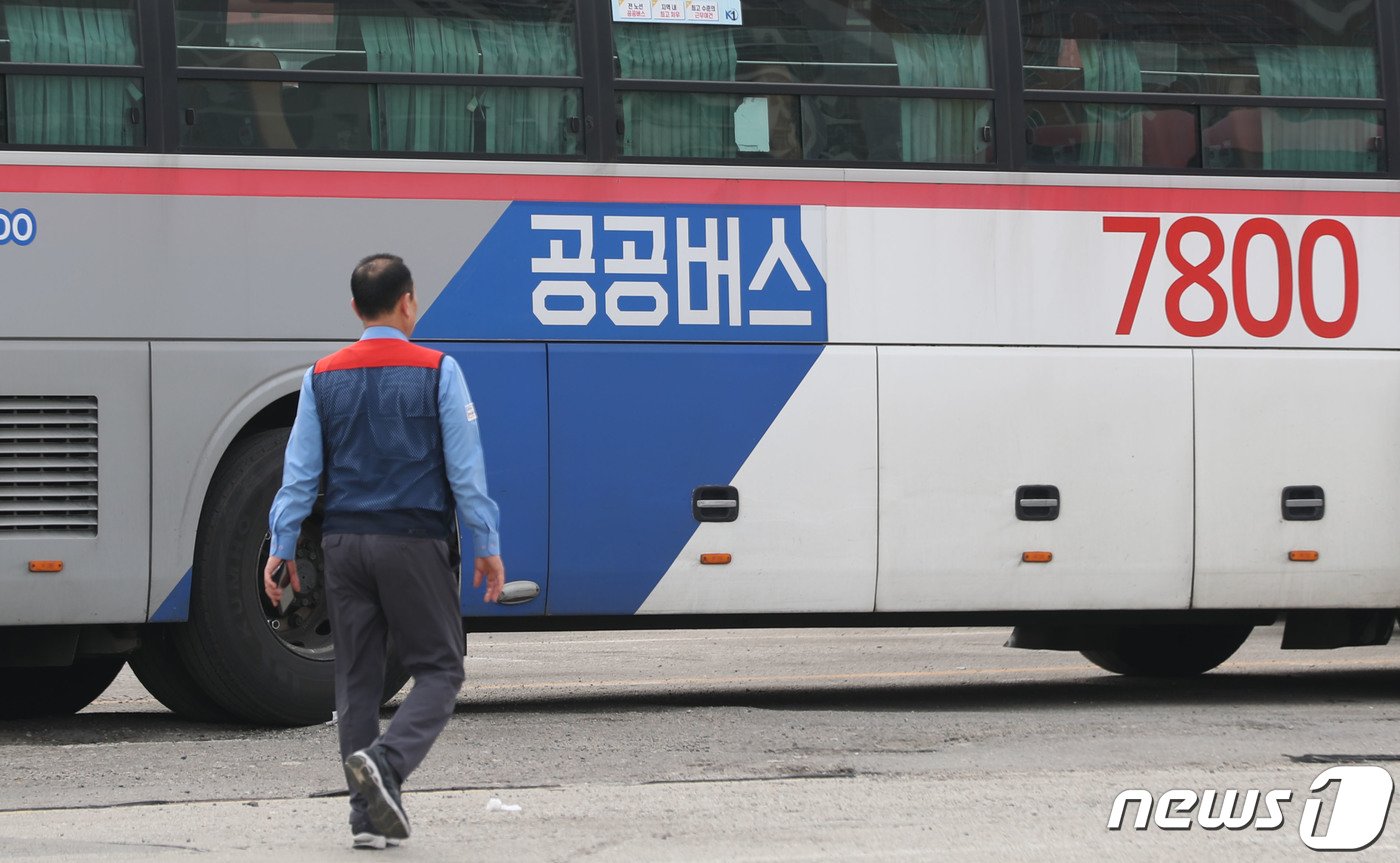 13일 오전 경기 수원시 권선구 용남고속 차고지에 운행을 마친 버스가 들어오고 있다. 경기도버스노동조합협의회는 최종 조정회의가 결렬되면 오는 26일 총파업에 돌입한다. 이번 총파업에는 경기도 버스 52개 업체, 50개 노조 조합원 1만8천여명이 참여한다. 2023.10.13/뉴스1 ⓒ News1 김영운 기자