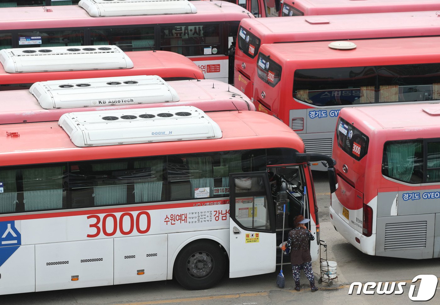 13일 오전 경기 수원시 권선구 용남고속 차고지에 운행을 마친 버스가 들어오고 있다. 경기도버스노동조합협의회는 최종 조정회의가 결렬되면 오는 26일 총파업에 돌입한다. 이번 총파업에는 경기도 버스 52개 업체, 50개 노조 조합원 1만8천여명이 참여한다. 2023.10.13/뉴스1 ⓒ News1 김영운 기자