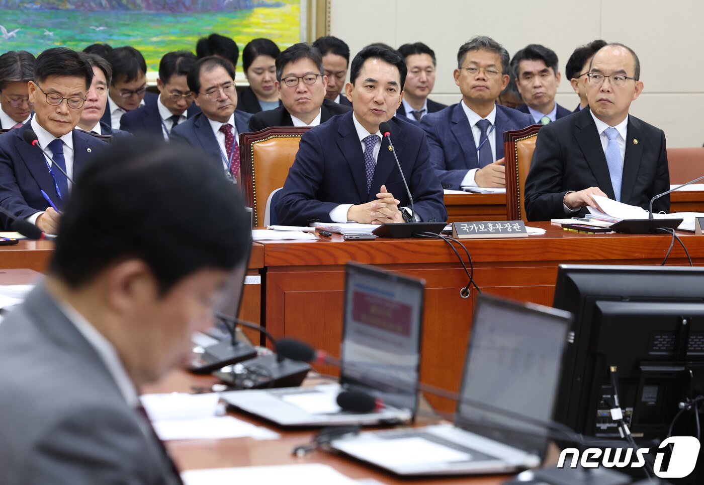 본문 이미지 - 박민식 국가보훈부 장관이 13일 국회 정무위원회의 보훈부 국정감사에서 의원 질의에 답변하고 있다. 2023.10.13/뉴스1 ⓒ News1 송원영 기자