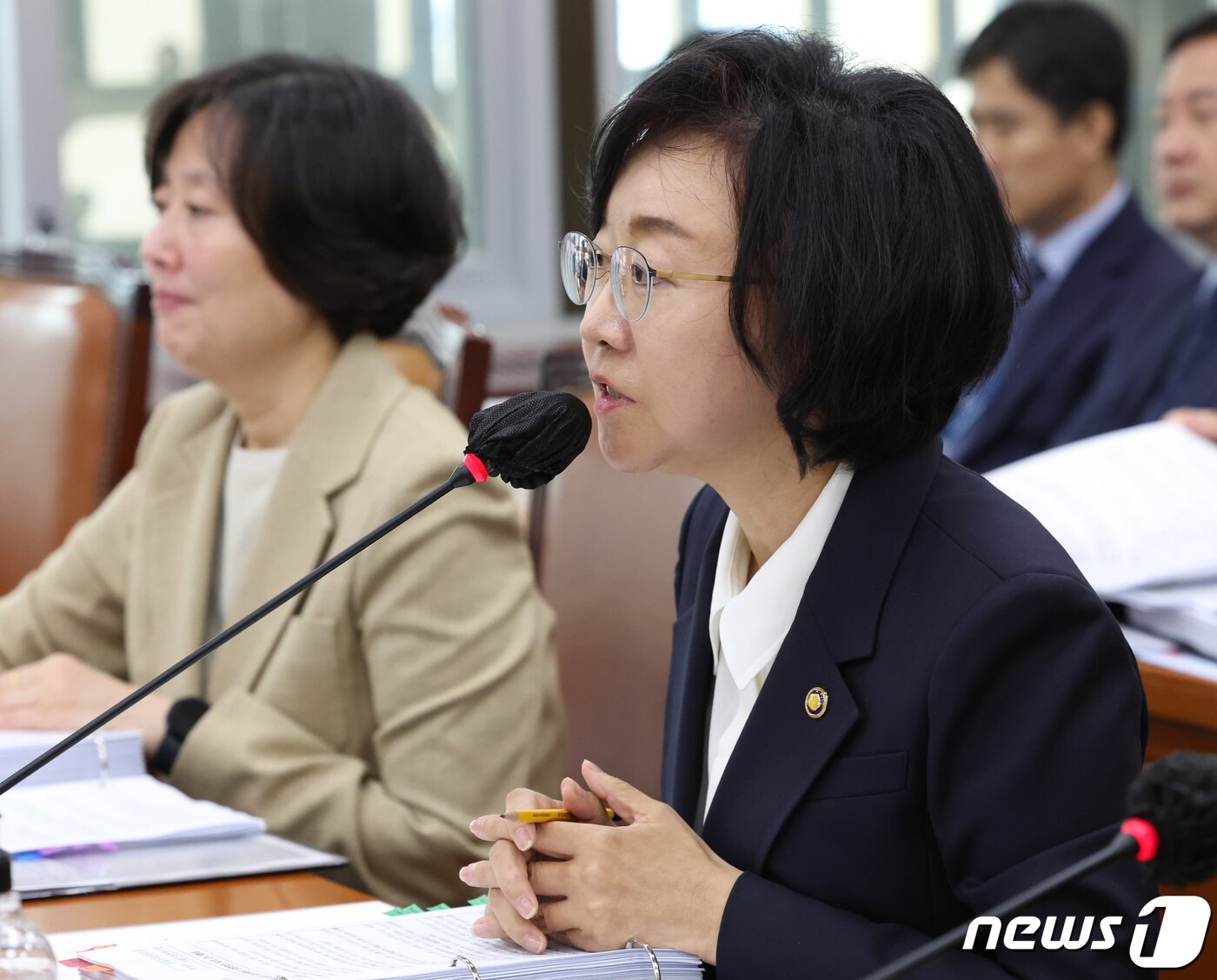 본문 이미지 - 오유경 식품의약품안전처장이 13일 서울 여의도 국회에서 열린 보건복지위원회 식약처 등에 대한 국정감사에서 의원들의 질의에 답변하고 있다. 2023.10.13/뉴스1 ⓒ News1 송원영 기자