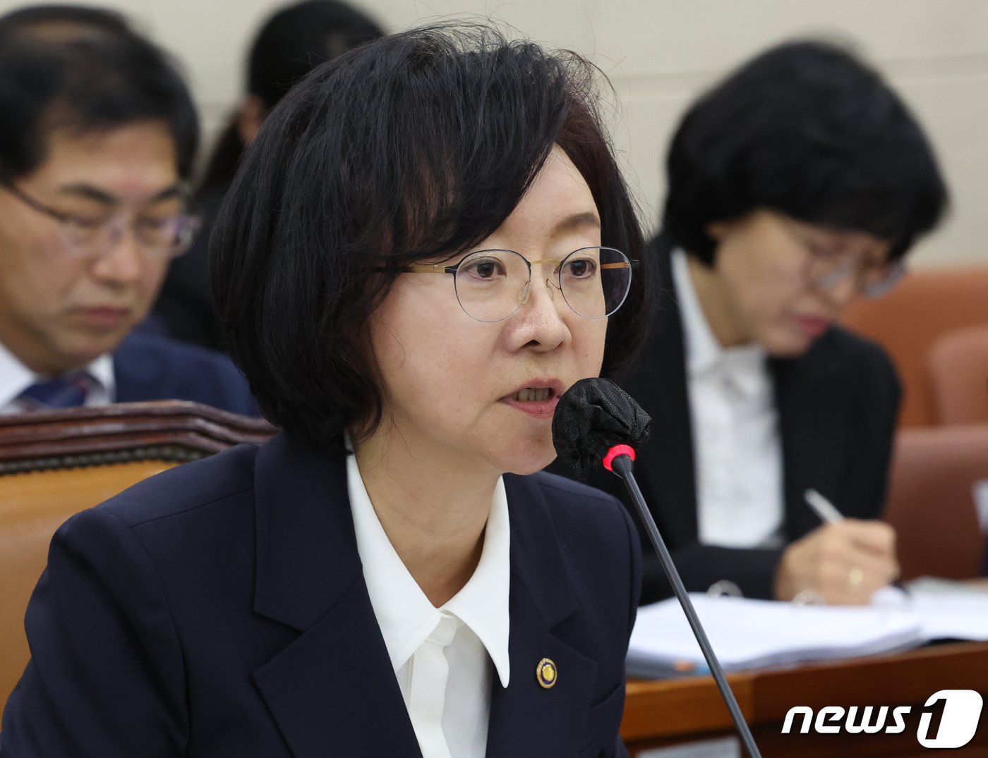 본문 이미지 - 오유경 식품의약품안전처장이 13일 서울 여의도 국회에서 열린 보건복지위원회 식약처 등에 대한 국정감사에서 의원들의 질의에 답변하고 있다. 2023.10.13/뉴스1 ⓒ News1 송원영 기자