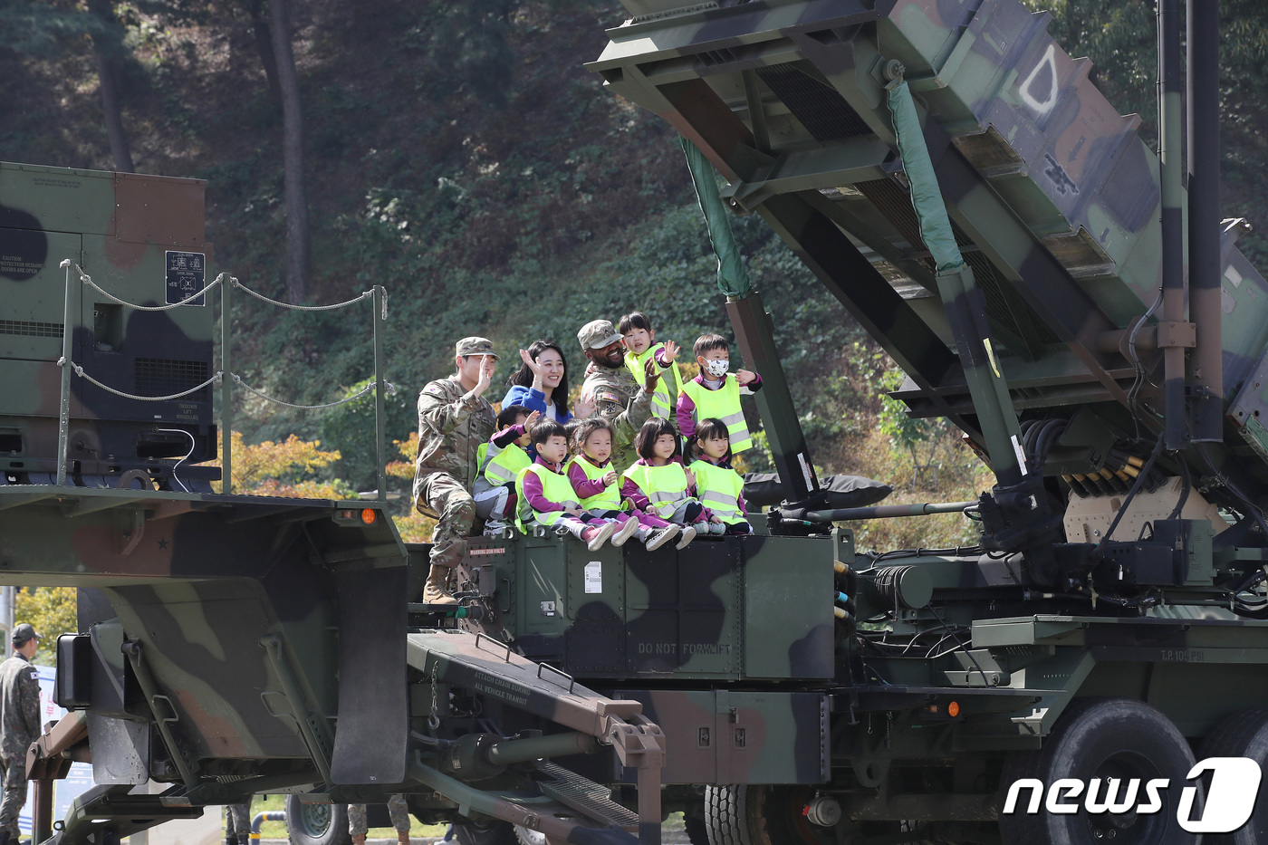 (칠곡=뉴스1) 공정식 기자 = 13일 경북 칠곡군 석적읍 낙동강 칠곡보 생태공원 일원에서 개막한 '제10회 낙동강 세계평화 문화 대축전'과 '제14회 낙동강지구전투 전승행사'를 …