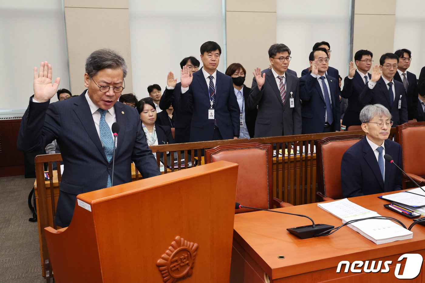 김용빈 중앙선거관리위원회 사무총장이 13일 서울 여의도 국회에서 열린 행정안전위원회의 중앙선관위 등 국정감사에서 선서를 하고 있다. 2023.10.13/뉴스1 ⓒ News1 황기선 기자