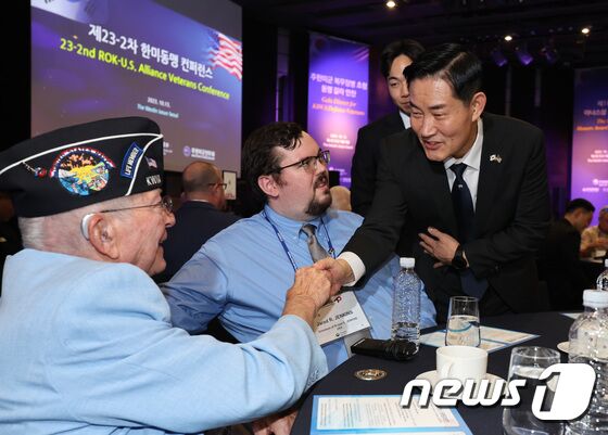 신원식 국방부 장관이 13일 서울 중구 웨스틴조선호텔에서 열린 한미동맹 컨퍼런스에서 로버트 유진 젠킨스 한국전쟁 참전용사와 인사를 나누고 있다. 2023.10.13/뉴스1 © News1 박지혜 기자