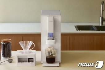 본문 이미지 - 쿠쿠홈시스의 ‘인스퓨어 스팀 100 바리스타 정수기’ (쿠쿠 제공)