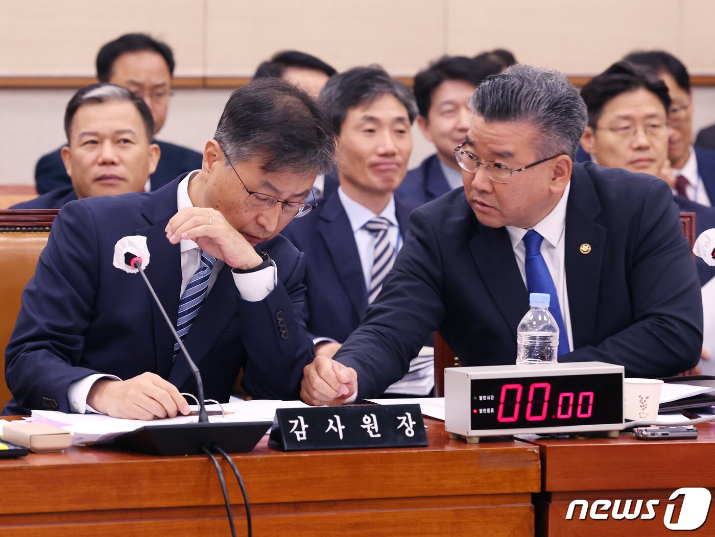 본문 이미지 - 최재해 감사원장과 유병호 사무총장이 지난 2023년 10월 13일 서울 여의도 국회에서 열린 법제사법위원회 국정감사에서 대화를 하고 있다. 2023.10.13/뉴스1 ⓒ News1 송원영 기자