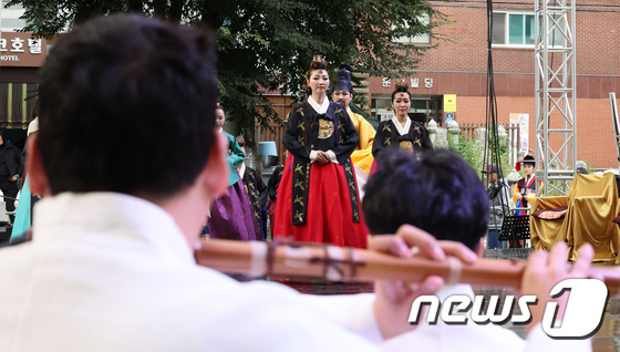 '격식 있는 전통 춤'