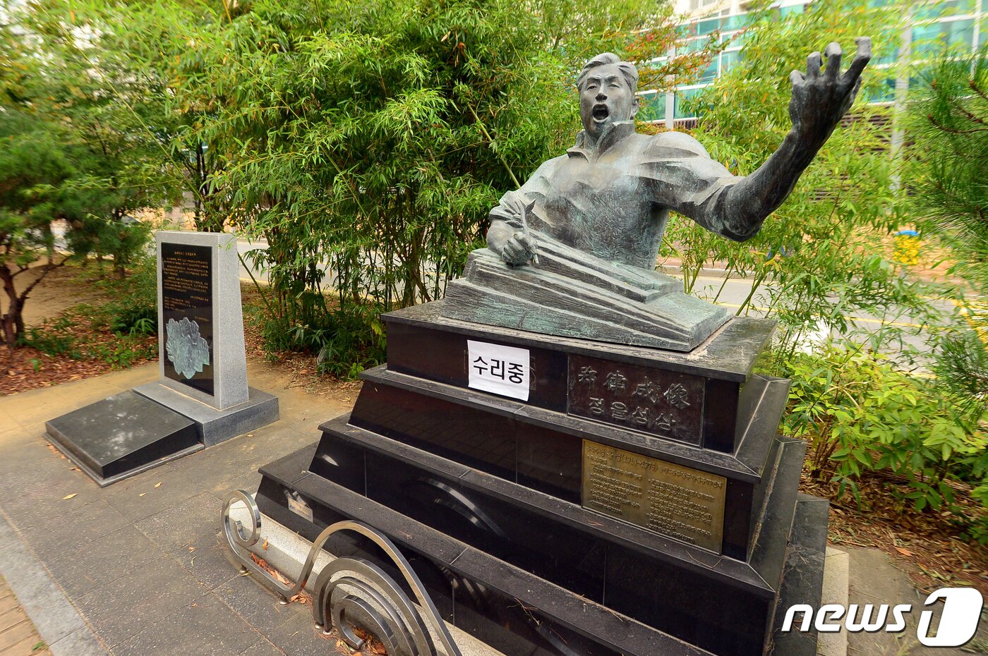 본문 이미지 - 13일 오후 광주 남구 정율성거리에 조성된 정율성 흉상이 복원돼 있다. 해당 흉상은 지난 1일 보수계 전도사로 알려진 A씨가 밧줄을 묶은 뒤 차량으로 끌고 가는 방식으로 흉상을 훼손했다. 2023.10.13/뉴스1 ⓒ News1 이승현 기자