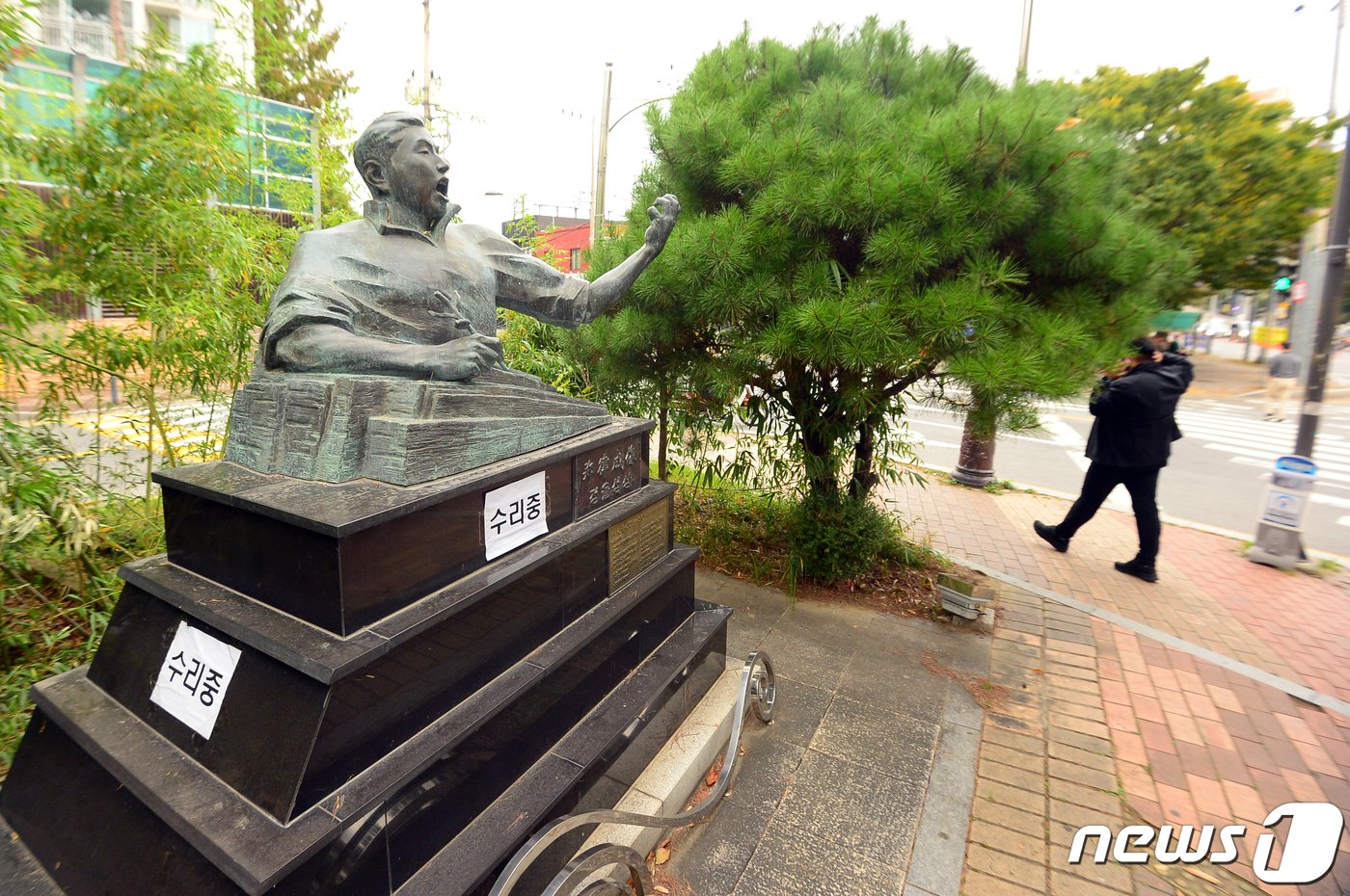 본문 이미지 - 13일 오후 광주 남구 정율성거리에 조성된 정율성 흉상이 복원돼 있다. 해당 흉상은 지난 2일 보수계 전도사로 알려진 A씨가 밧줄을 묶은 뒤 차량으로 끌고 가는 방식으로 흉상을 훼손했다. 2023.10.13/뉴스1 ⓒ News1 이승현 기자