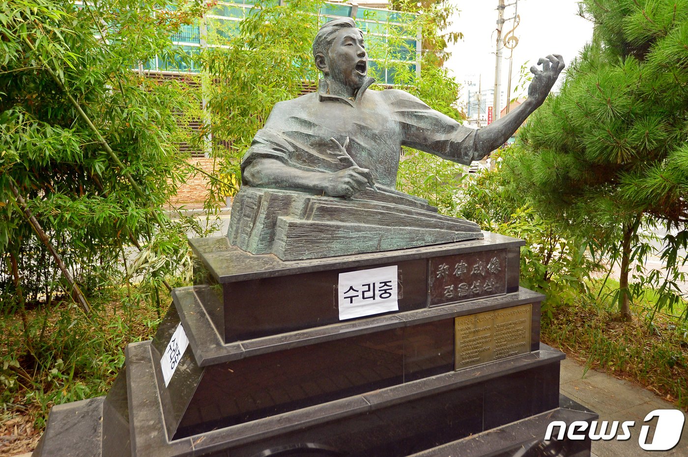 본문 이미지 - 13일 오후 광주 남구 정율성거리에 조성된 정율성 흉상이 복원돼 있다. 해당 흉상은 지난 2일 보수계 전도사로 알려진 A씨가 밧줄을 묶은 뒤 차량으로 끌고 가는 방식으로 흉상을 훼손했다. 2023.10.13/뉴스1 ⓒ News1 이승현 기자