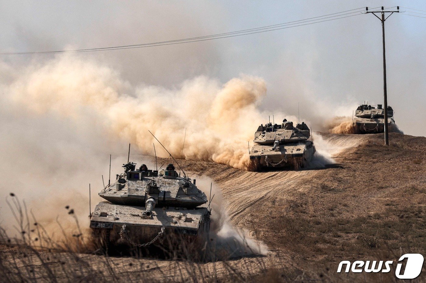 본문 이미지 - 이스라엘 육군의 주력인 메르카바 전차가 13일 이스라엘 남부 팔레스타인 가자지구 접경지에 배치되고 있다. ⓒ AFP=뉴스1 ⓒ News1 최종일 기자
