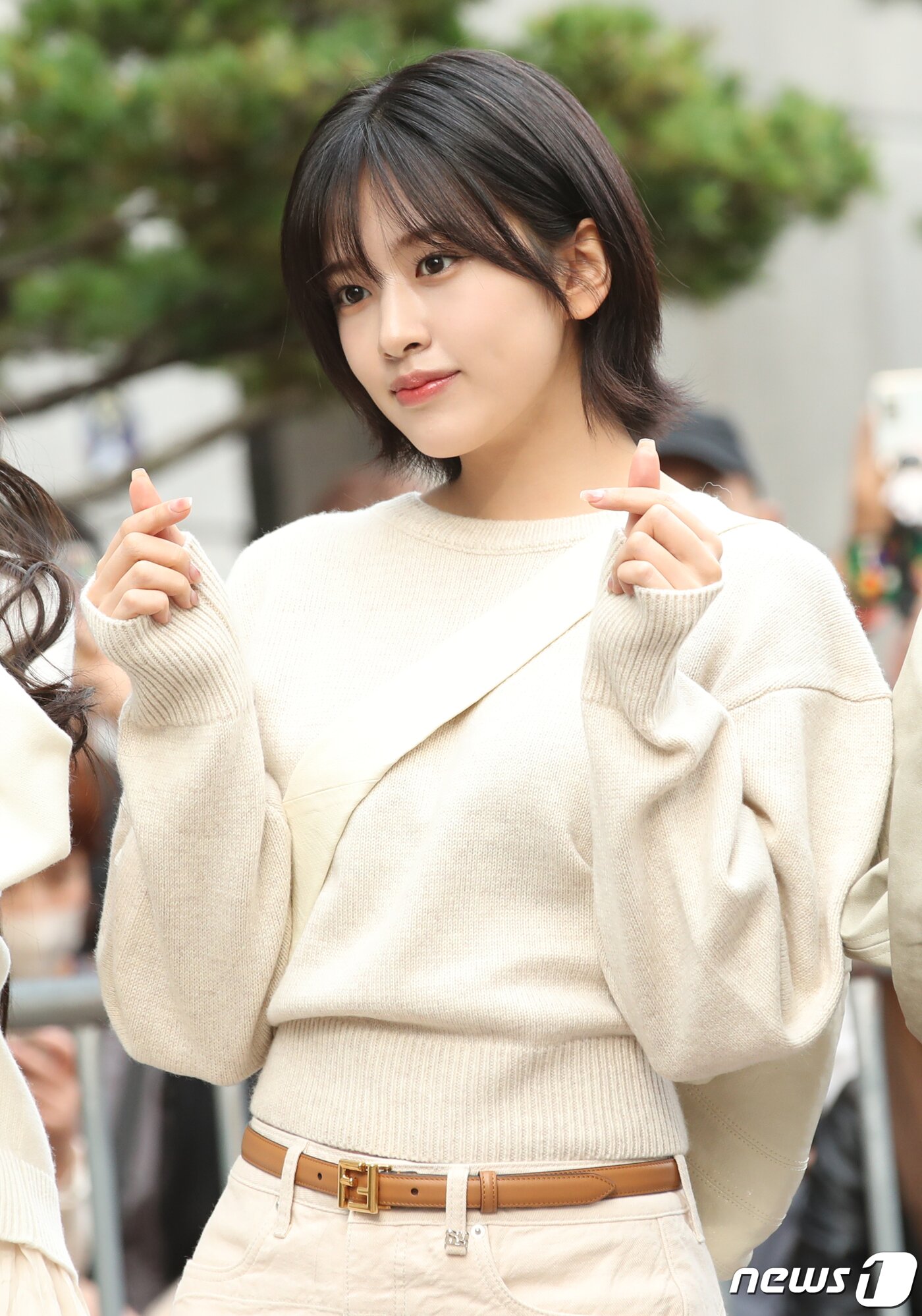 본문 이미지 - 아이브 안유진이 '뮤직뱅크' 리허설을 위해 13일 오전 서울 영등포구 여의도 KBS 신관에 도착해 앙증맞은 손 하트를 그리고 있다. ⓒ News1 권현진 기자