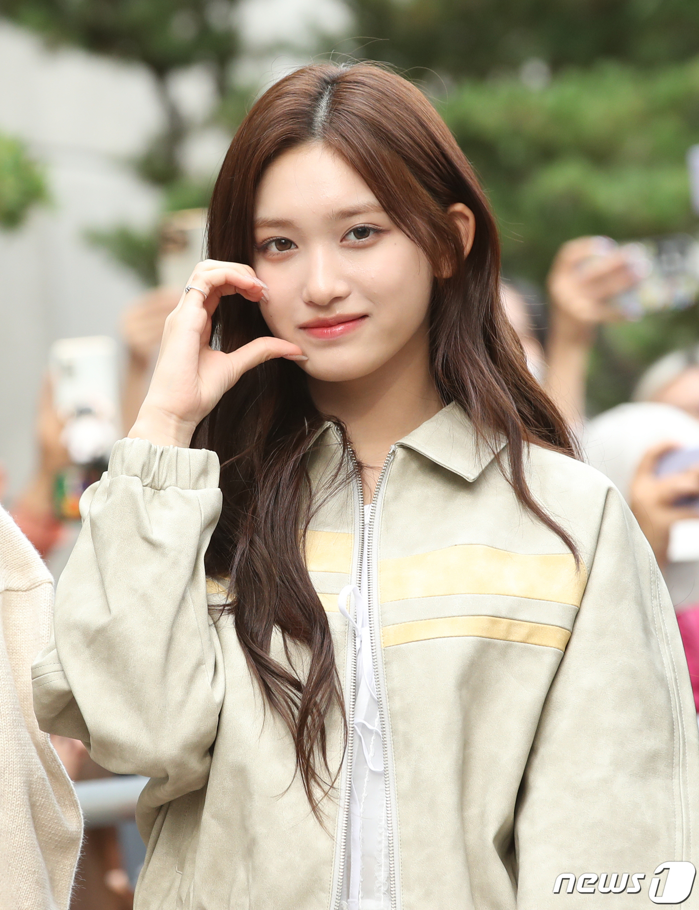 (서울=뉴스1) 권현진 기자 = 아이브 이서가 '뮤직뱅크' 리허설을 위해 13일 오전 서울 영등포구 여의도 KBS 신관에 도착해 인사를 하고 있다. 2023.10.13/뉴스1