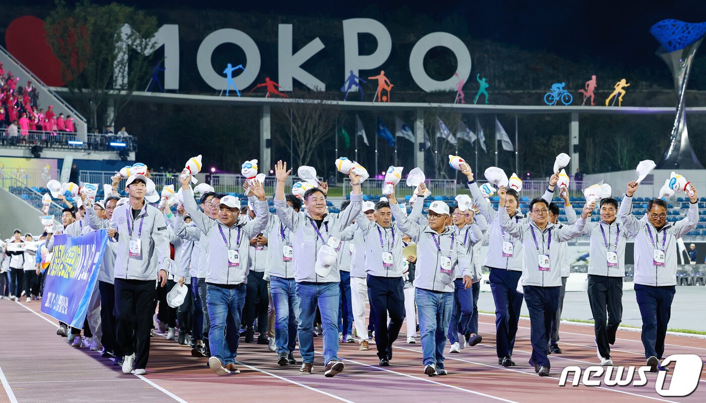 본문 이미지 - 13일 오후 전남 목포종합경기장에서 열린 제104회 전국체육대회 개회식에서 강원도 선수단이 입장하고 있다. 19일까지 열리는 이번 전국체전에는 항저우 아시안게임에서 활약한 황선우, 김우민, 임시현 등이 총출동, 총 2만9793명의 선수가 참가해 역대 최대 규모를 기록한다. 2023.10.13/뉴스1 ⓒ News1 안은나 기자