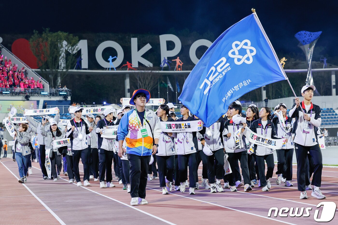 본문 이미지 - 13일 오후 전남 목포종합경기장에서 열린 제104회 전국체육대회 개회식에서 서울 선수단이 입장하고 있다. 19일까지 열리는 이번 전국체전에는 항저우 아시안게임에서 활약한 황선우, 김우민, 임시현 등이 총출동, 총 2만9793명의 선수가 참가해 역대 최대 규모를 기록한다. 2023.10.13/뉴스1 ⓒ News1 안은나 기자