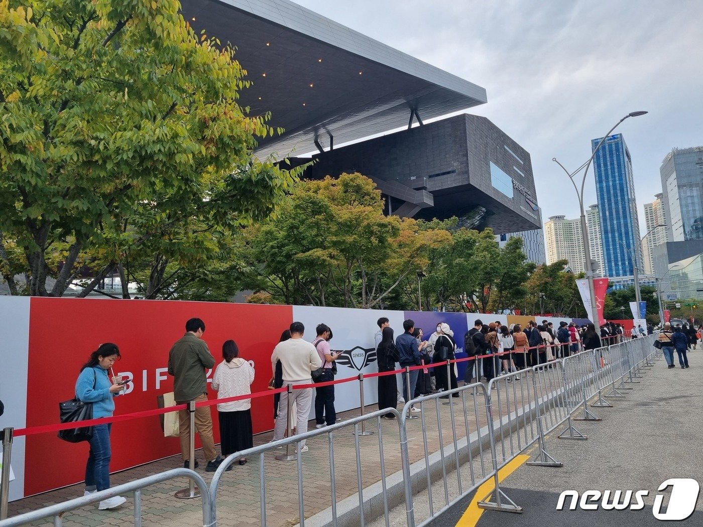 13일 제28회 부산국제영화제 폐막식이 열리는 부산 해운대구 영화의전당에 입장을 앞둔 관객들이 길게 줄 서있다.2023.10.13/뉴스1 ⓒ News1 조아서 기자