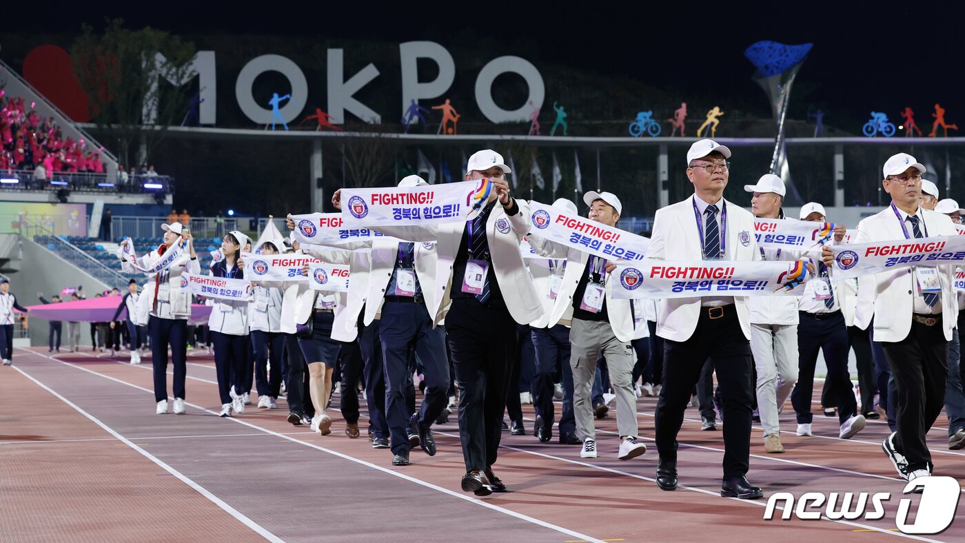 본문 이미지 - 13일 오후 전남 목포종합경기장에서 열린 제104회 전국체육대회 개회식에서 경상북도 선수단이 입장하고 있다. 19일까지 열리는 이번 전국체전에는 항저우 아시안게임에서 활약한 황선우, 김우민, 임시현 등이 총출동, 총 2만9793명의 선수가 참가해 역대 최대 규모를 기록한다. 2023.10.13/뉴스1 ⓒ News1 안은나 기자