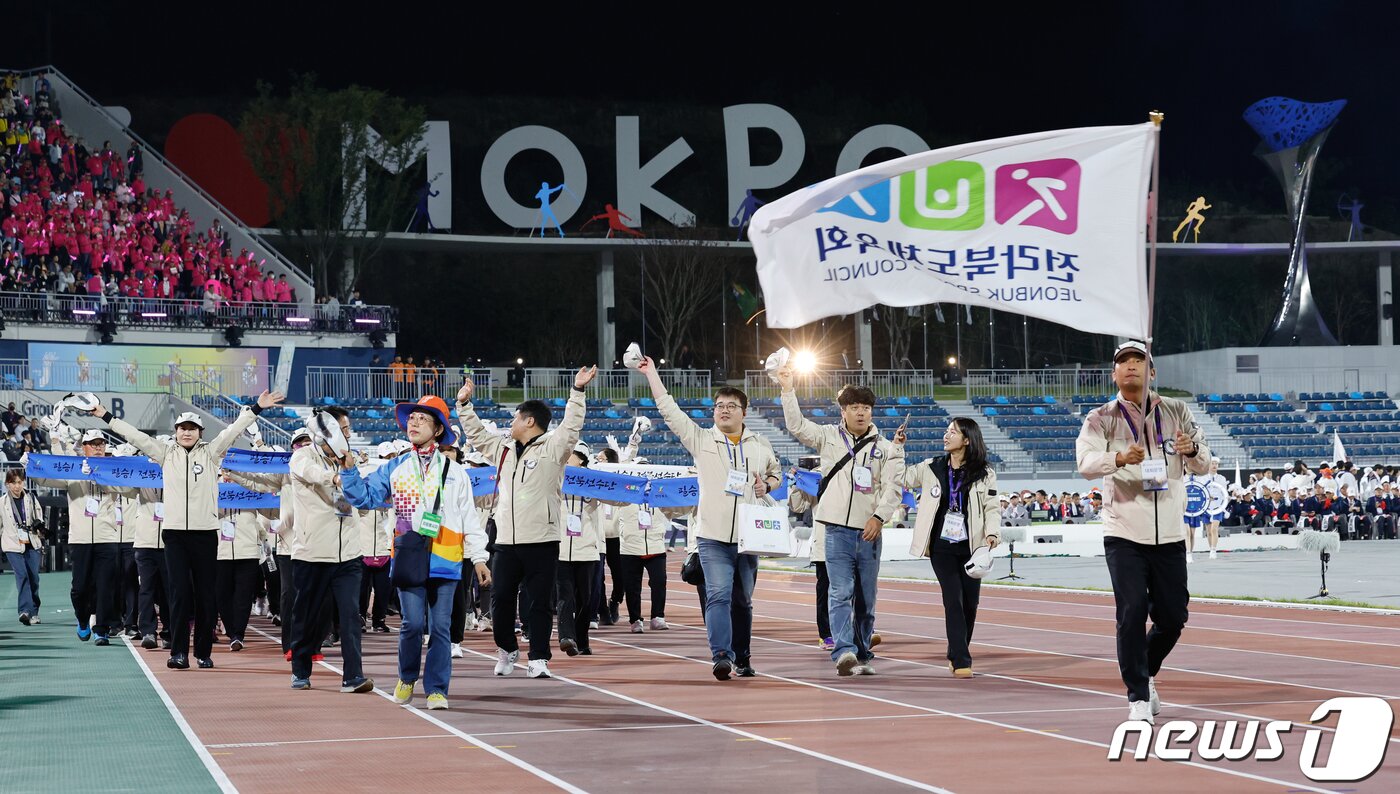 본문 이미지 - 13일 오후 전남 목포종합경기장에서 열린 제104회 전국체육대회 개회식에서 전라북도 선수단이 입장하고 있다. 19일까지 열리는 이번 전국체전에는 항저우 아시안게임에서 활약한 황선우, 김우민, 임시현 등이 총출동, 총 2만9793명의 선수가 참가해 역대 최대 규모를 기록한다. 2023.10.13/뉴스1 ⓒ News1 안은나 기자