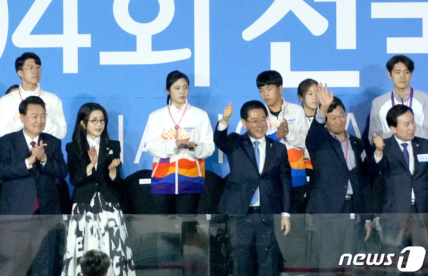 본문 이미지 - 김영록 전라남도지사가 13일 오후 전남 목포종합경기장에서 열린 제104회 전국체육대회 개회식에서 입장하는 전남선수단에게 손을 흔들고 있다.(전남도 제공) 2023.10.13/뉴스1 ⓒ News1 전원 기자