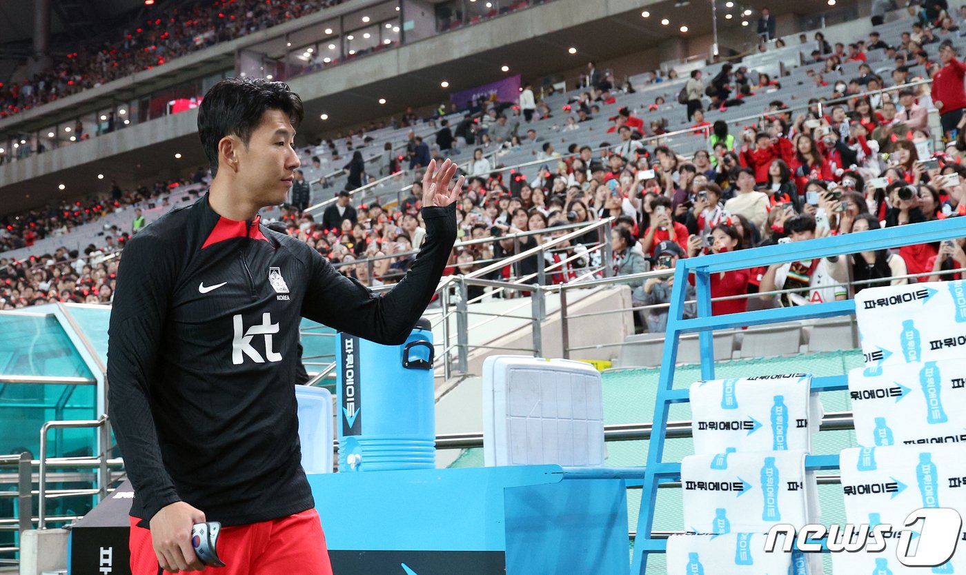 축구대표팀 손흥민이 13일 오후 마포구 성산동 서울월드컵경기장에서 열린 하나은행 초청 축구 국가대표팀 평가전 대한민국과 튀니지의 경기에서 피치로 나와 벤치로 향하며 팬들에게 인사하고 있다. 2023.10.13/뉴스1 ⓒ News1 박정호 기자