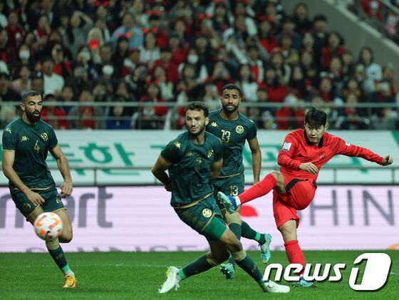 13일 오후 마포구 성산동 서울월드컵경기장에서 열린 하나은행 초청 축구 국가대표팀 평가전 대한민국과 튀니지의 경기에서 이강인이 두 번째 골을 터트리고 있다. 2023.10.13/뉴스1 © News1 박정호 기자